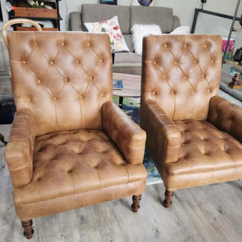 deux fauteuils mis en rénovation